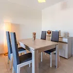 Apartament Modern & Bright 2 Bdr By Lovelystay